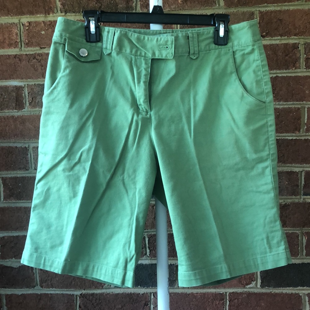 Villager-(Liz Claiborne) Stretch shorts Size 10 - Picture 4 of 5